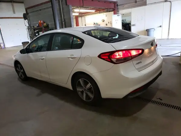 3KPFL4A77JE235394 2018 KIA FORTE - Image 2