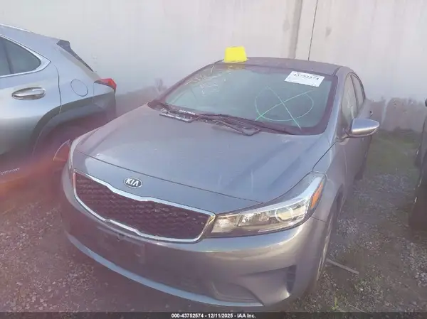 3KPFL4A77JE249683 2018 KIA FORTE - Image 2