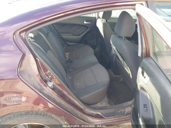 3KPFL4A77JE257105 2018 KIA FORTE - Image 8