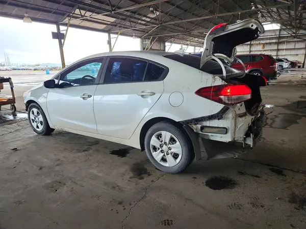 3KPFL4A77JE261588 2018 KIA FORTE - Image 2