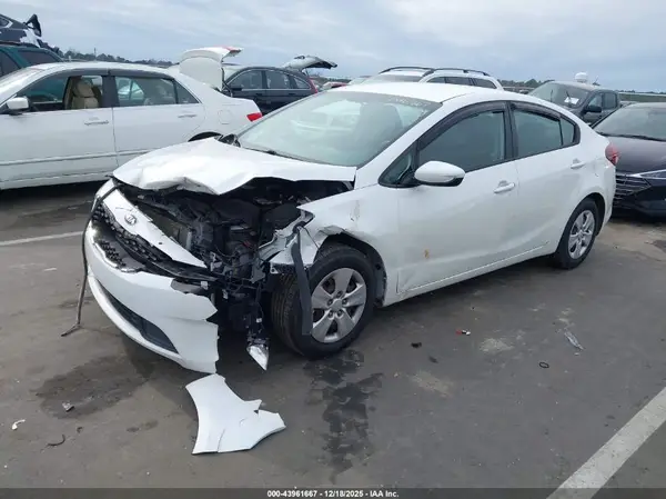 3KPFL4A77JE262420 2018 KIA FORTE - Image 2