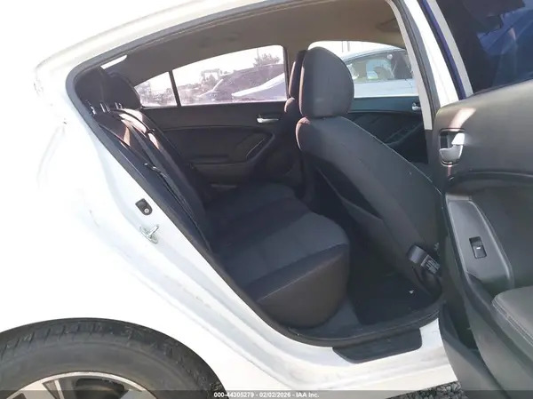 3KPFL4A77JE269559 2018 KIA FORTE - Image 8