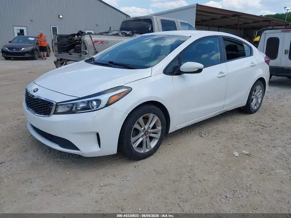 3KPFL4A77JE275667 2018 KIA FORTE - Image 2