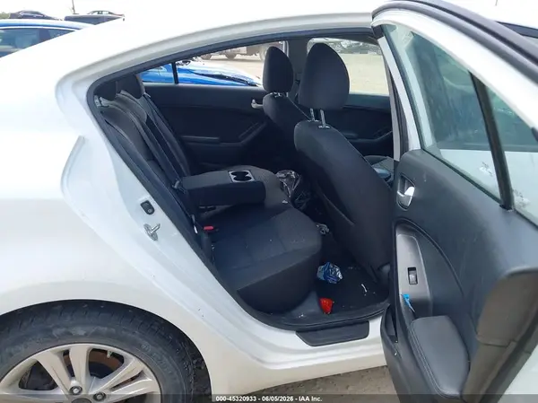 3KPFL4A77JE275667 2018 KIA FORTE - Image 8