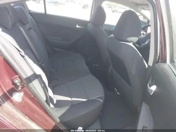3KPFL4A77JE282117 2018 KIA FORTE - Image 8