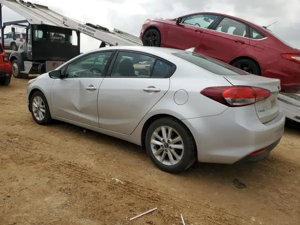 3KPFL4A78HE002960 2017 KIA FORTE - Image 2
