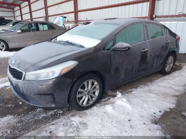 3KPFL4A78HE008418 2017 KIA FORTE - Image 2