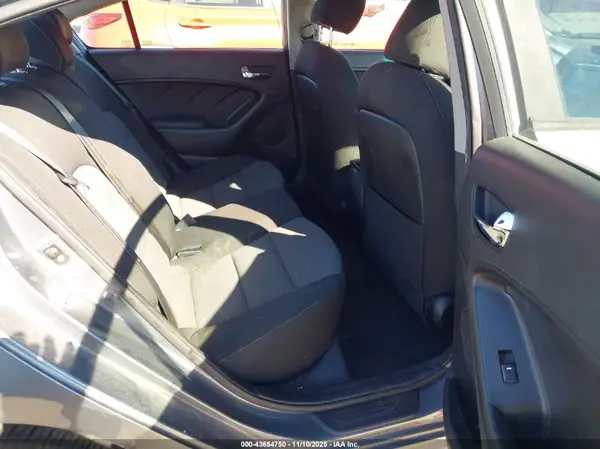 3KPFL4A78HE011593 2017 KIA FORTE - Image 8
