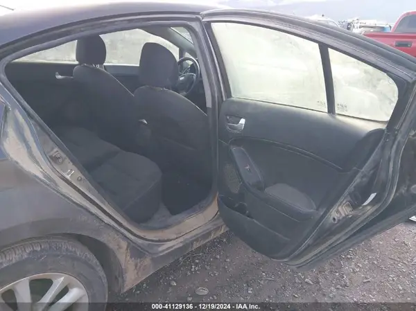 3KPFL4A78HE022030 2017 KIA FORTE - Image 8