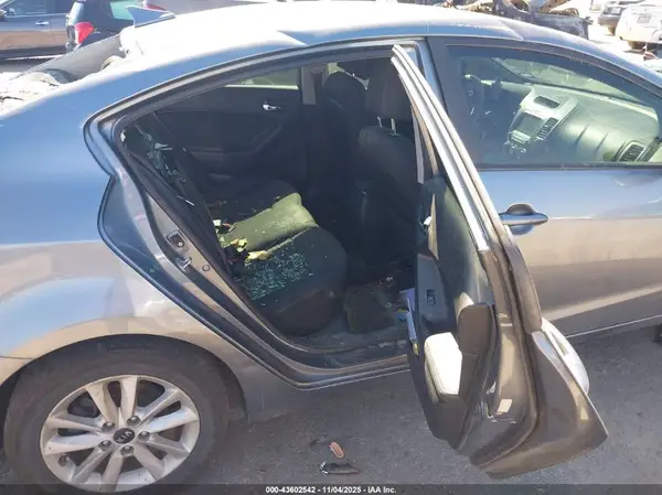 3KPFL4A78HE035215 2017 KIA FORTE - Image 8