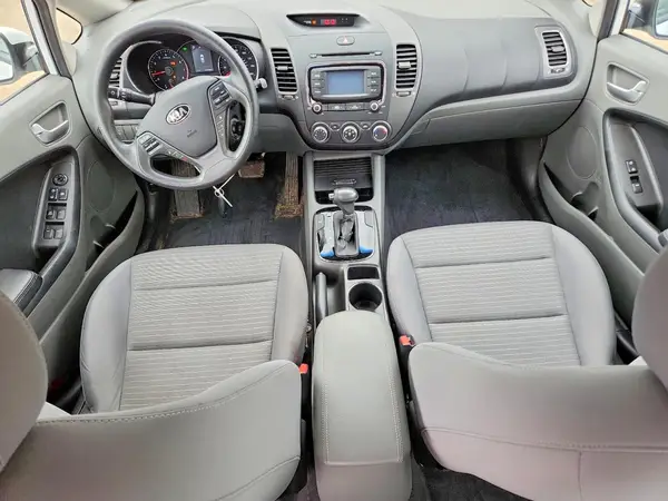 3KPFL4A78HE040561 2017 KIA FORTE - Image 8