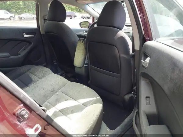 3KPFL4A78HE040673 2017 KIA FORTE - Image 8