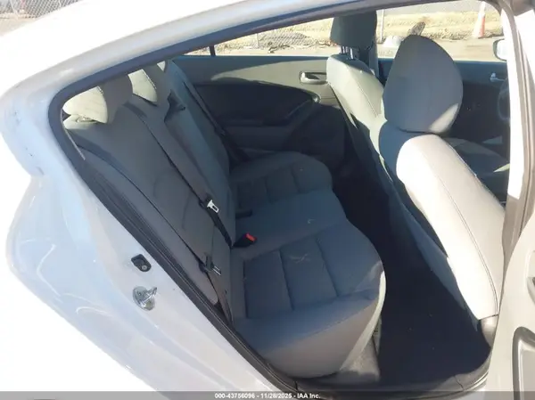 3KPFL4A78HE046330 2017 KIA FORTE - Image 8