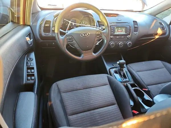 3KPFL4A78HE060468 2017 KIA FORTE - Image 8