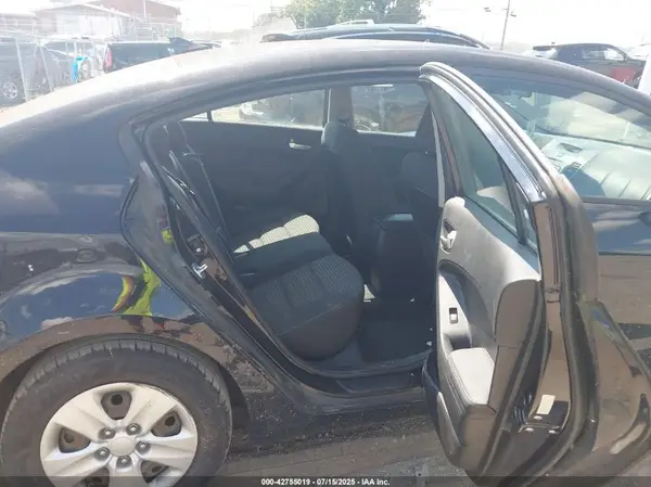 3KPFL4A78HE096886 2017 KIA FORTE - Image 8