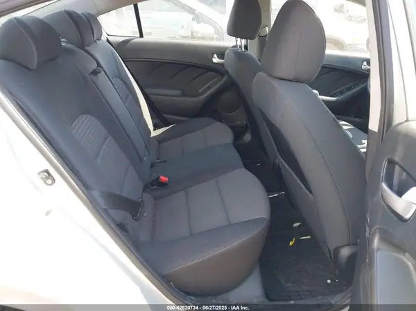 3KPFL4A78HE123004 2017 KIA FORTE - Image 8
