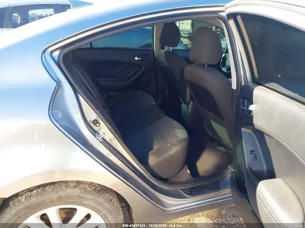 3KPFL4A78HE137212 2017 KIA FORTE - Image 8