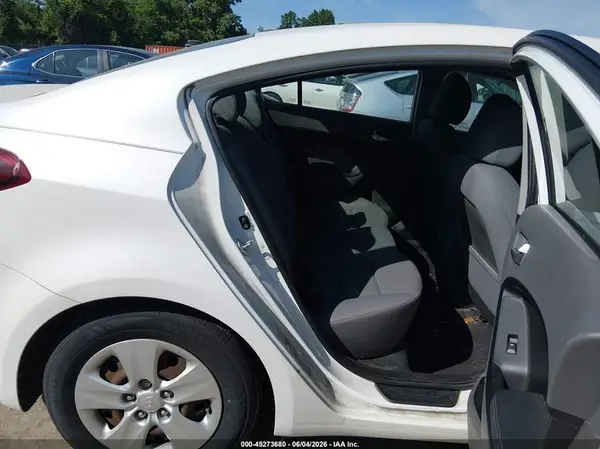 3KPFL4A78HE142636 2017 KIA FORTE - Image 8