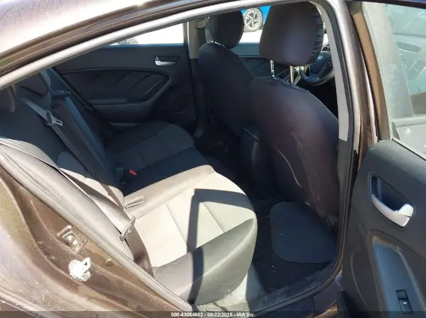3KPFL4A78HE147061 2017 KIA FORTE - Image 8