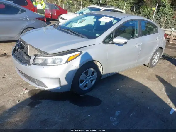 3KPFL4A78JE177439 2018 KIA FORTE - Image 2