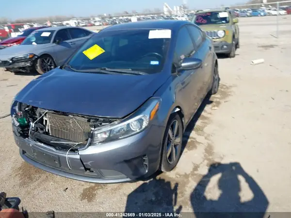 3KPFL4A78JE178333 2018 KIA FORTE - Image 2