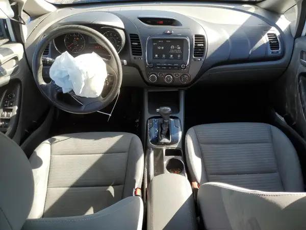 3KPFL4A78JE185248 2018 KIA FORTE - Image 8