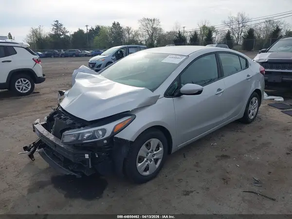 3KPFL4A78JE185766 2018 KIA FORTE - Image 2