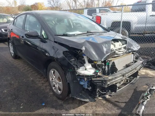 3KPFL4A78JE203229 2018 KIA FORTE - Image 1
