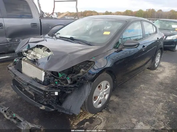 3KPFL4A78JE203229 2018 KIA FORTE - Image 2