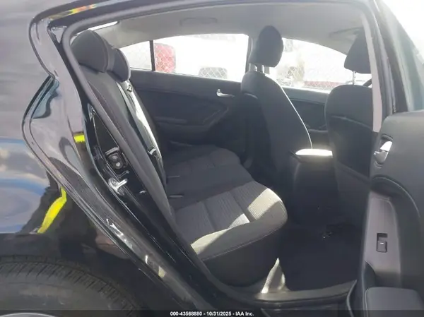 3KPFL4A78JE203229 2018 KIA FORTE - Image 8