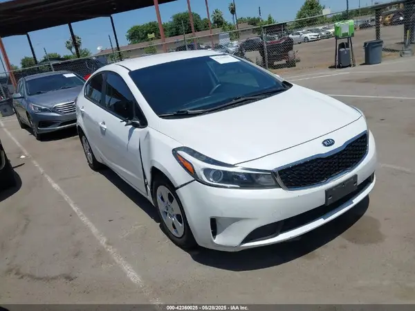 3KPFL4A78JE205935 2018 KIA FORTE - Image 1