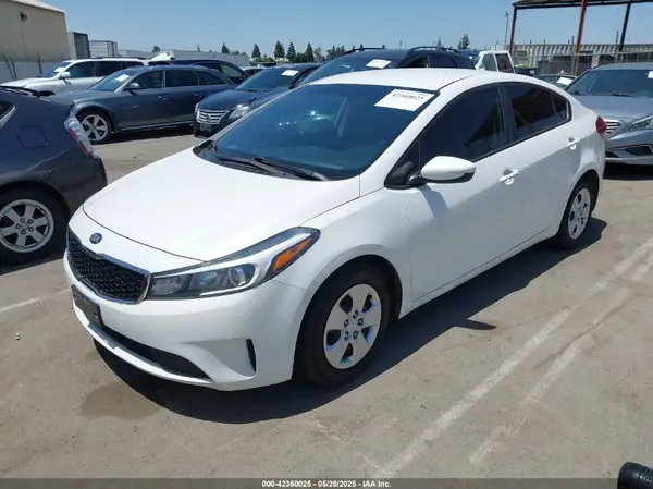 3KPFL4A78JE205935 2018 KIA FORTE - Image 2