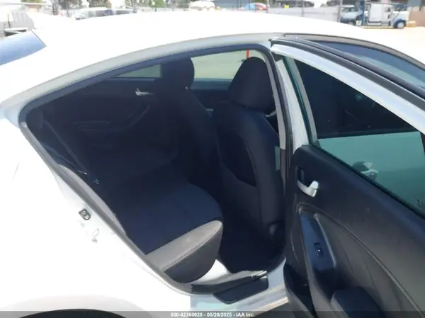 3KPFL4A78JE205935 2018 KIA FORTE - Image 8