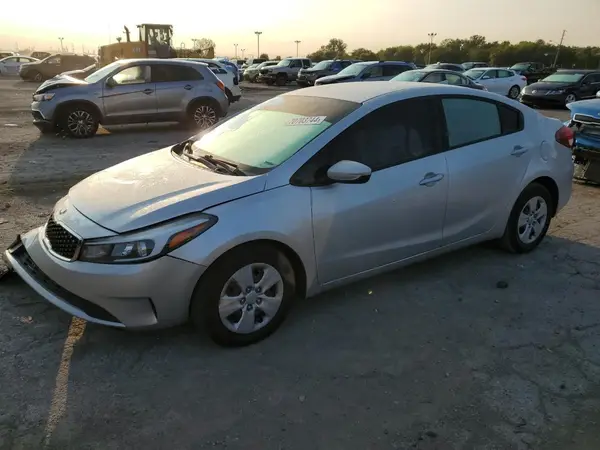 3KPFL4A78JE211587 2018 KIA FORTE - Image 1