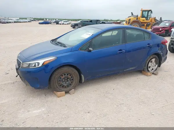 3KPFL4A78JE218300 2018 KIA FORTE - Image 2