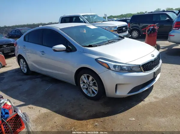 3KPFL4A78JE224386 2018 KIA FORTE - Image 1