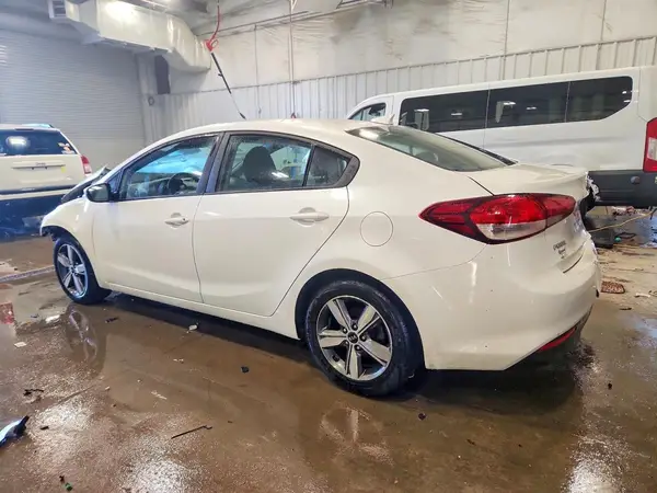 3KPFL4A78JE225697 2018 KIA FORTE - Image 2