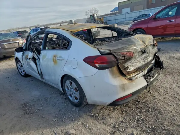 3KPFL4A78JE231211 2018 KIA FORTE - Image 2