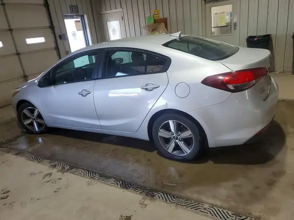3KPFL4A78JE239955 2018 KIA FORTE - Image 2