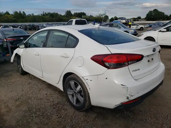 3KPFL4A78JE241253 2018 KIA FORTE - Image 2