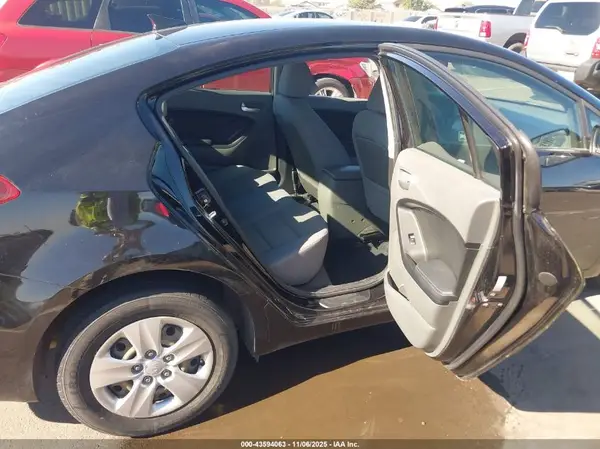 3KPFL4A78JE251085 2018 KIA FORTE - Image 8