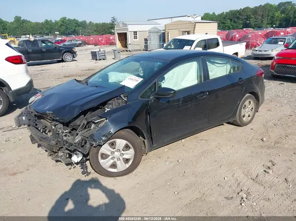 3KPFL4A78JE256108 2018 KIA FORTE - Image 2