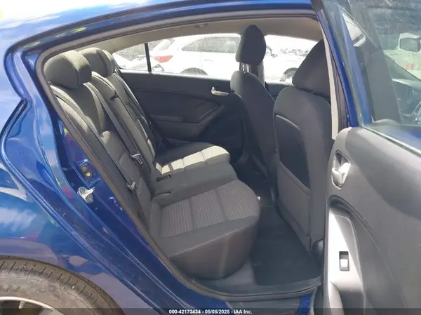 3KPFL4A78JE256884 2018 KIA FORTE - Image 8