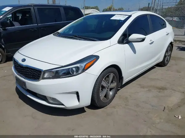 3KPFL4A78JE263205 2018 KIA FORTE - Image 2