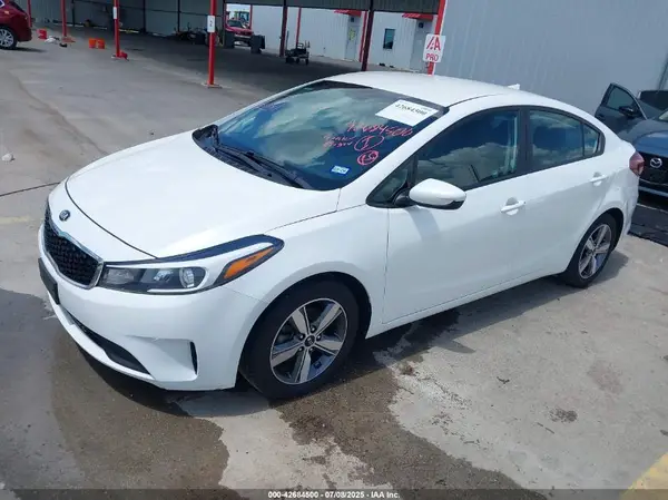 3KPFL4A78JE269554 2018 KIA FORTE - Image 2