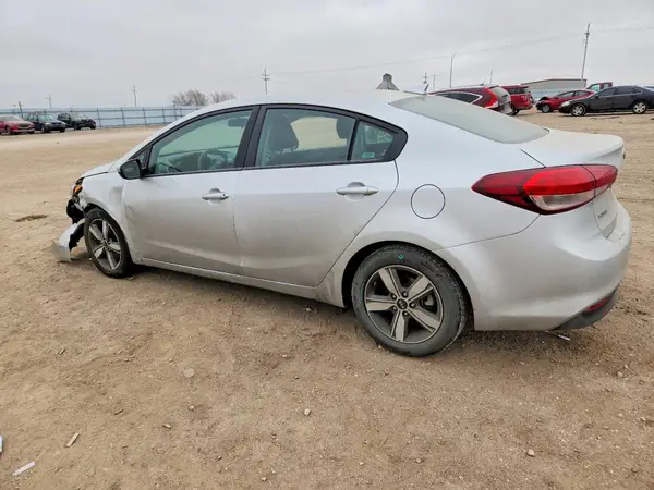 3KPFL4A78JE274818 2018 KIA FORTE - Image 2