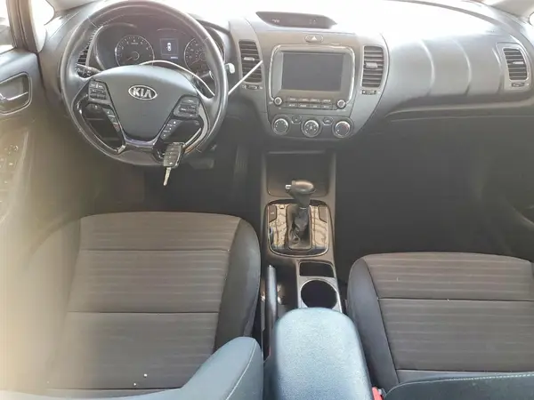 3KPFL4A78JE275936 2018 KIA FORTE - Image 8