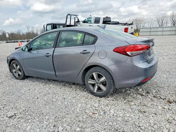 3KPFL4A78JE276861 2018 KIA FORTE - Image 2