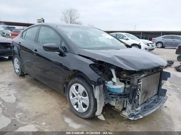 3KPFL4A78JE277976 2018 KIA FORTE - Image 1