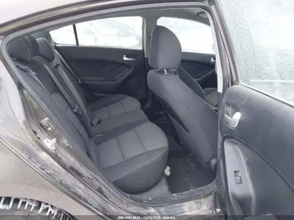 3KPFL4A79HE006869 2017 KIA FORTE - Image 8